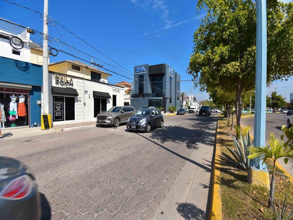 2 de 23: Avenida Principal
