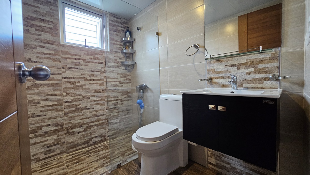 11 de 29: Baño habitaciones secundarias