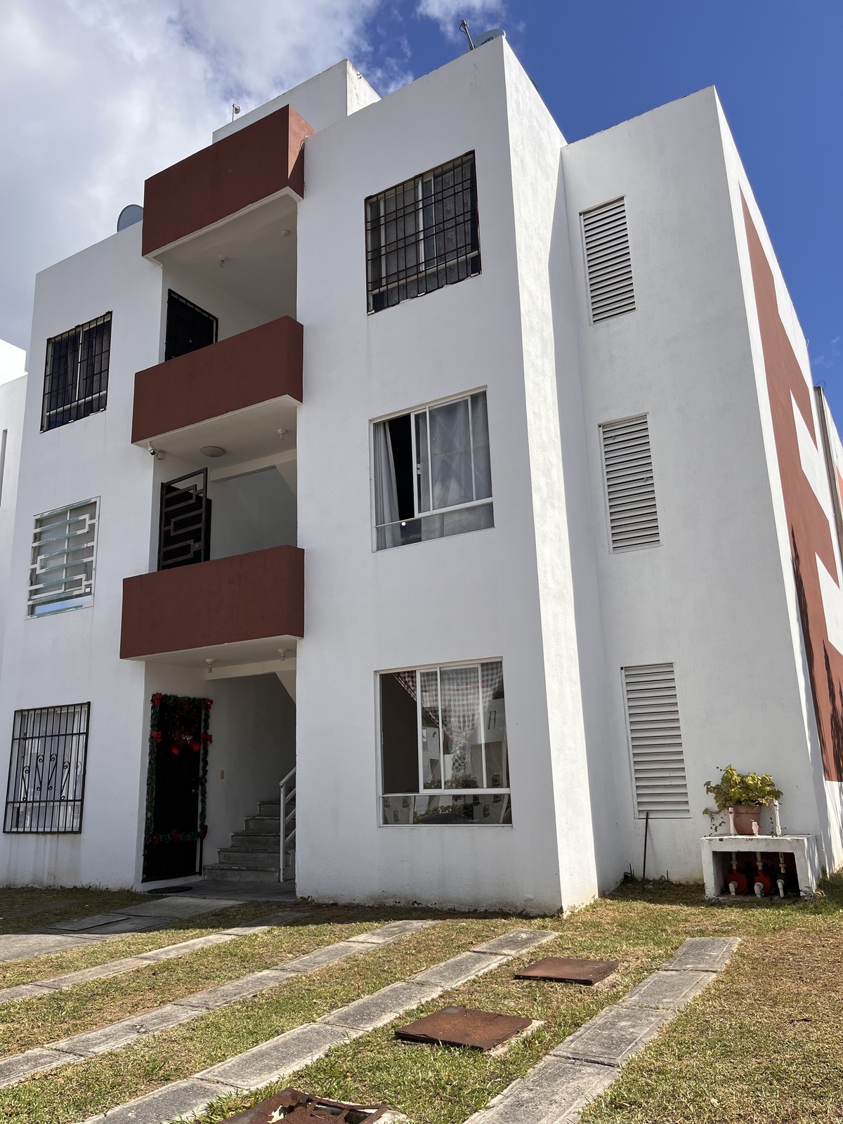 2 de 16: Fachada del depto. planta baja