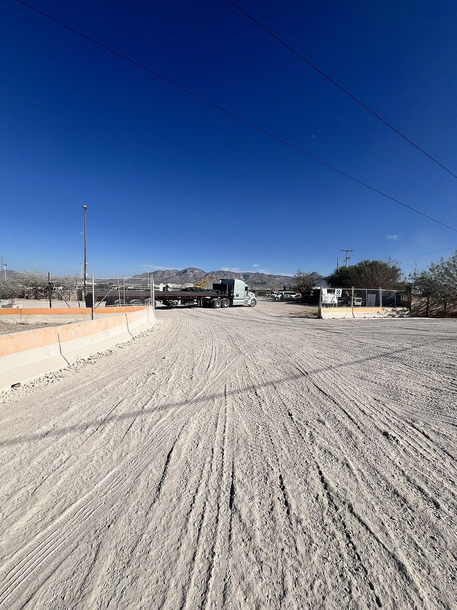 6 de 7: Frente a la entrada de las instalaciones de GCC Oriente