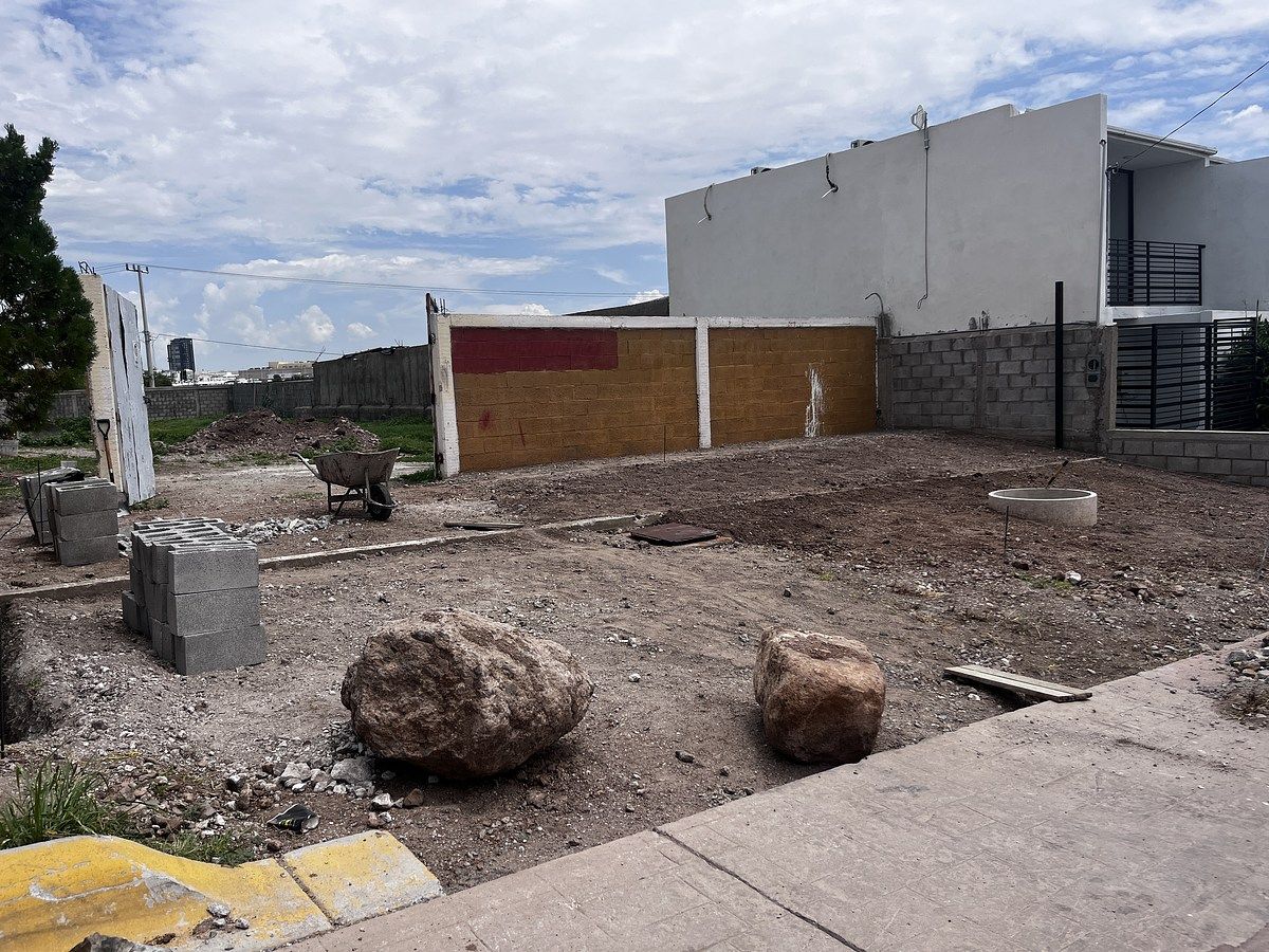 2 de 10: Estacionamiento en parte frontal y nuevo acceso