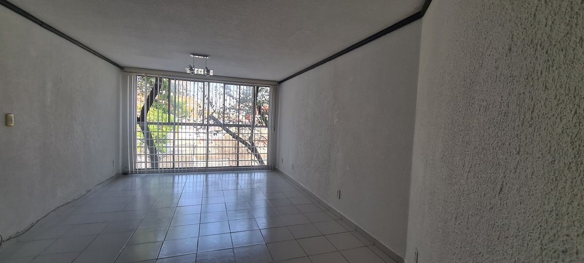 3 of 40: Ventana sala