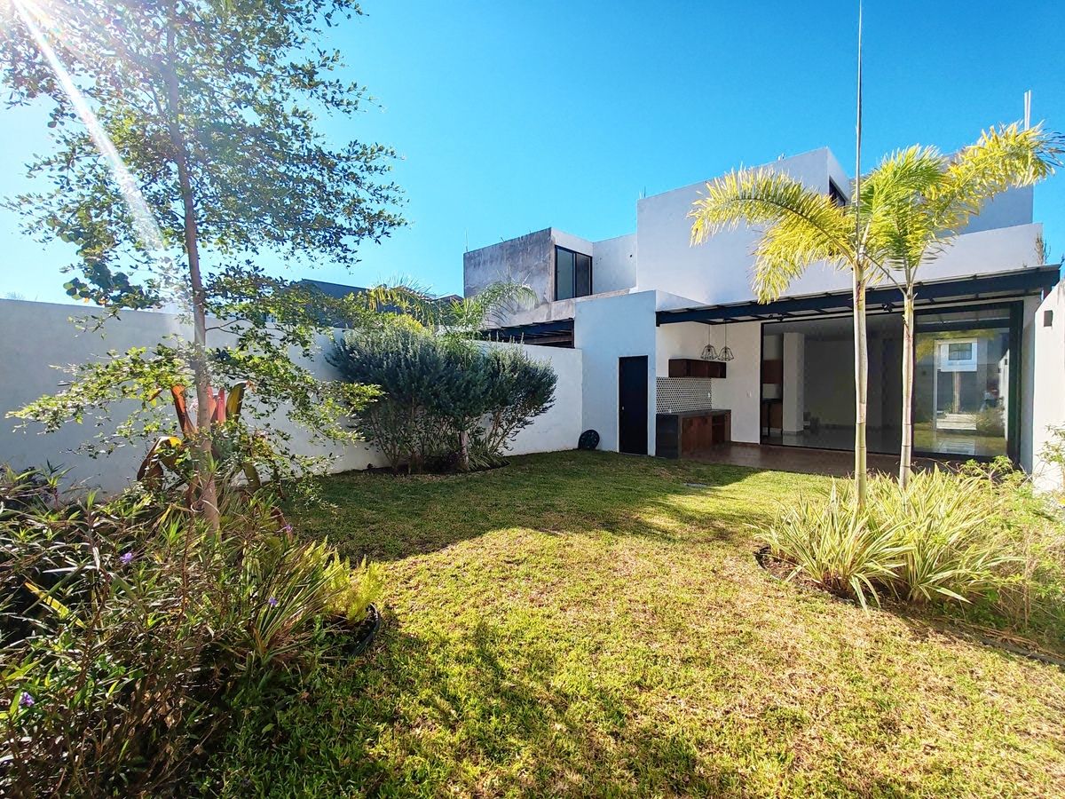 Casa en venta en Coto Privado en Colima, Puerta de Hierro