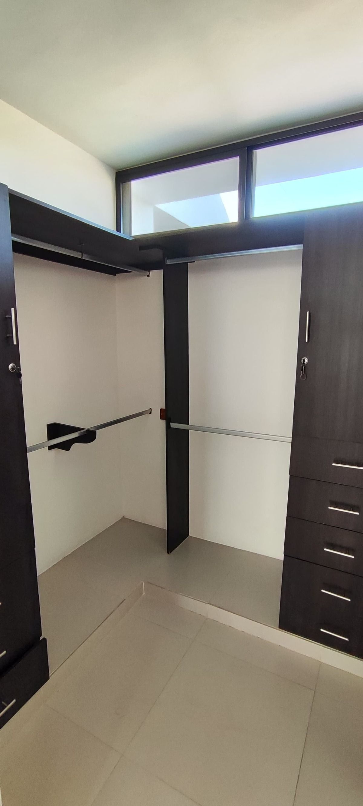 10 of 15: CLOSET VESTIDOR