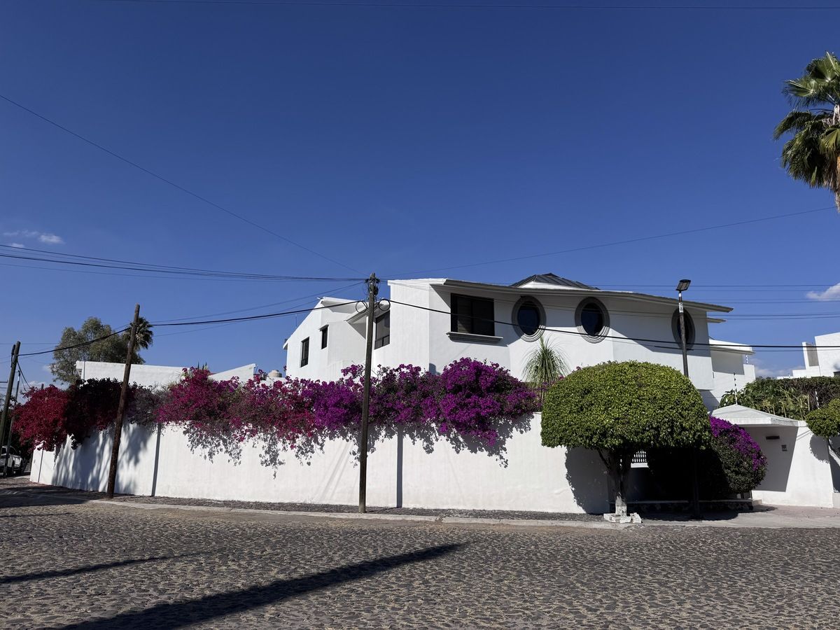CASA EN VENTA EN JURICA DE 4 RECÁMARAS Y ALBERCA PROPIA, foto 1 de 46