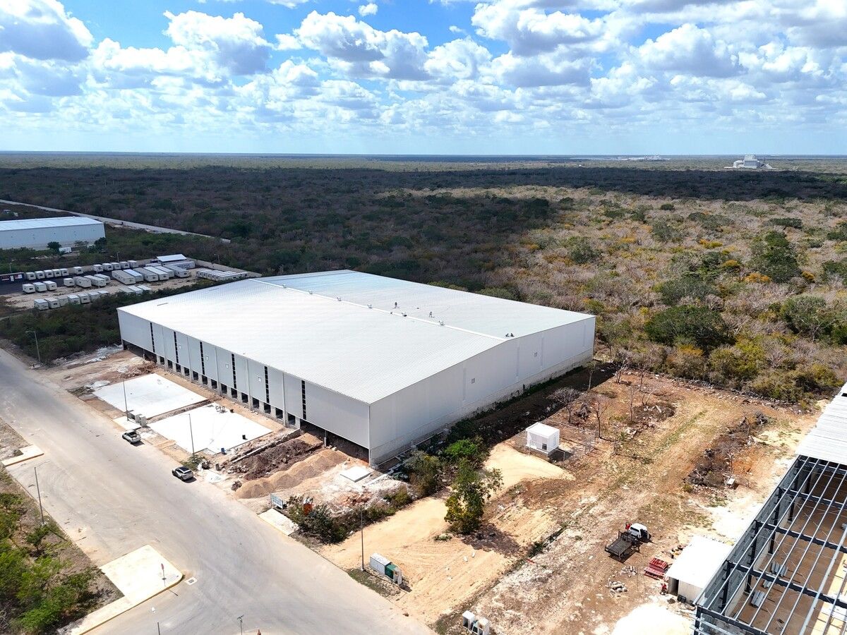 1 de 14: NAVE 8,000 m2