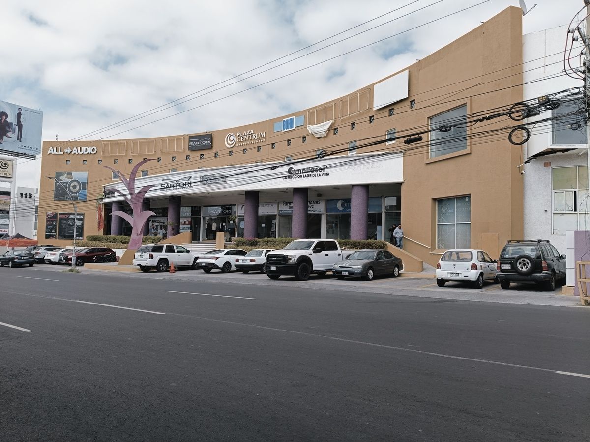 1 de 15: Fachada Plaza Centrum