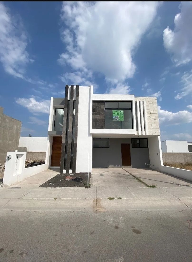 Casa nueva en venta en condominio La Reserva en Juriquilla con Cto de servicio