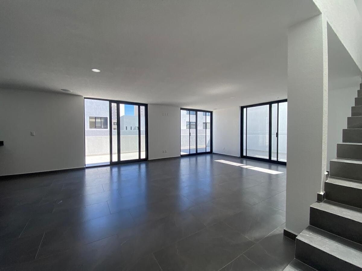 Venta de Casa Duplex con Amplia Terraza, en Cumbres del Lago, Juriquilla