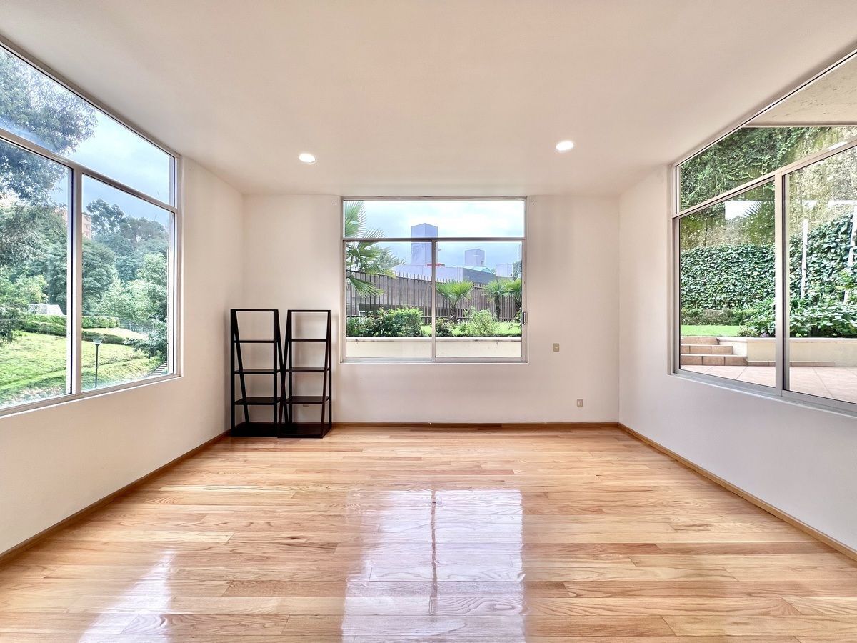 3 de 48: Sala con vista al patio y jardín