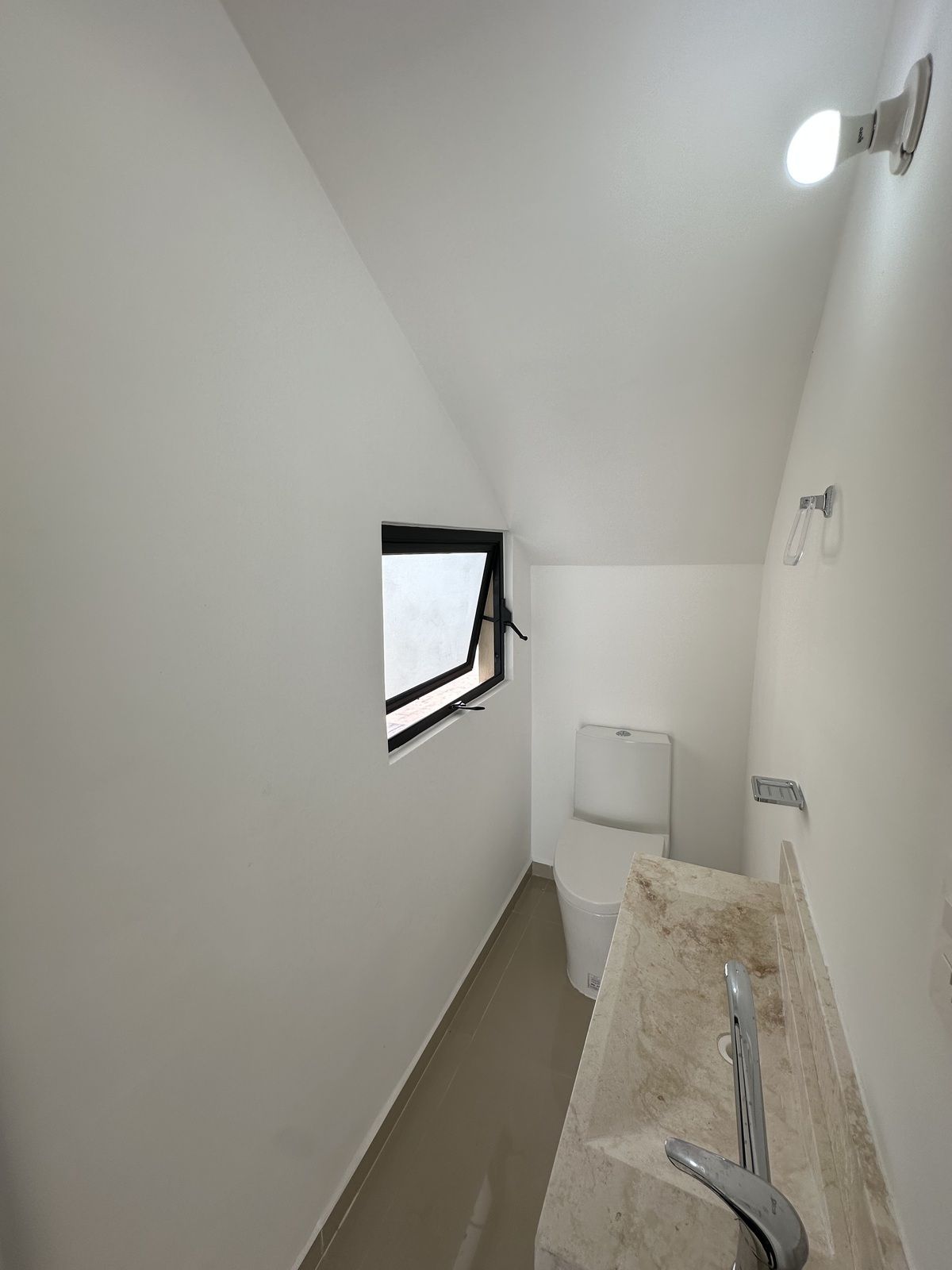 4 de 11: Medio baño social