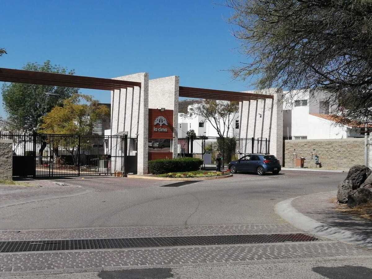 2 de 8: Entrada principal