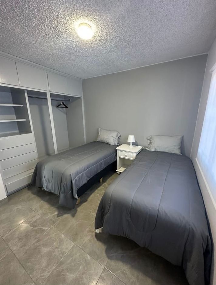 4 de 9: Habitación con dos camas individuales y closet