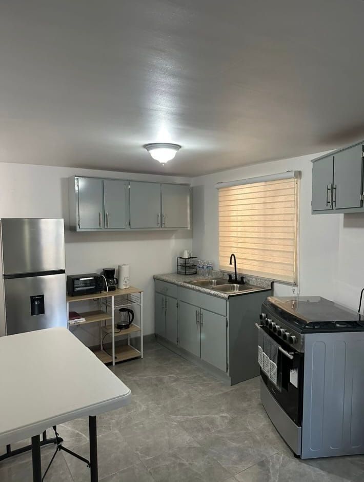 5 de 9: Cocina integral con estufa y refrigerador