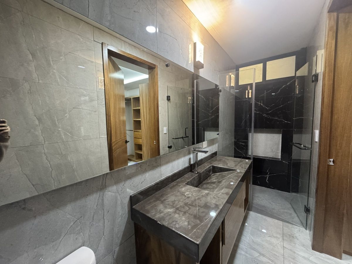 14 de 32: Baño Completo Recámara Principal