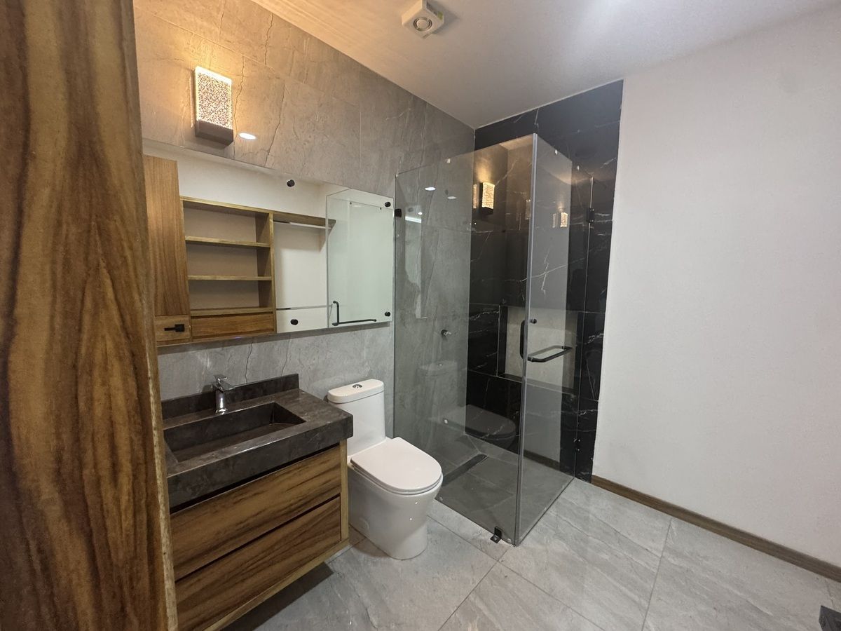 25 de 32: Baño Completo Recámara Secundaria