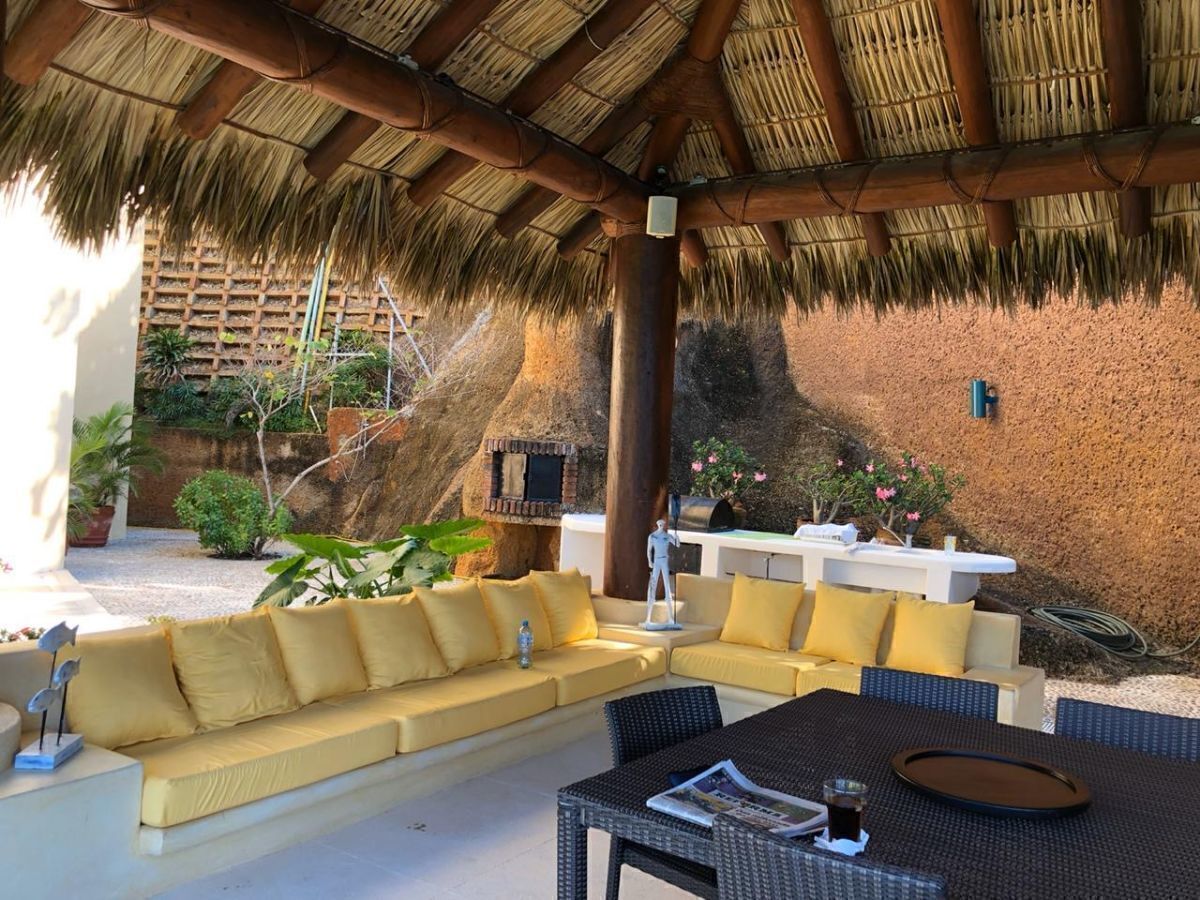 5 of 31: Sala exterior con horno para pizzas.