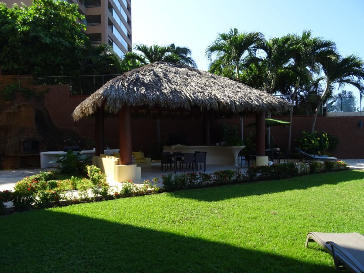 4 of 31: Palapa con barra.