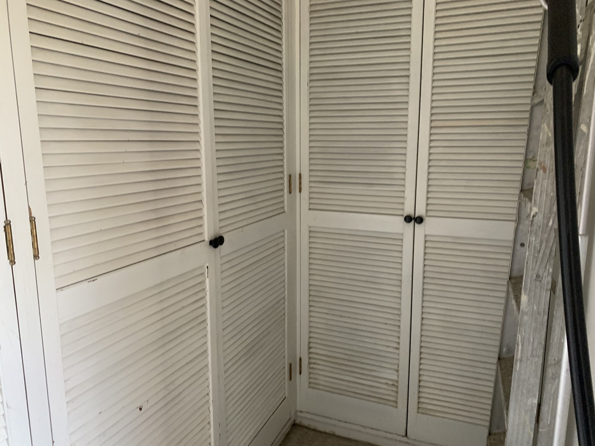 28 de 37: Vestidor principal