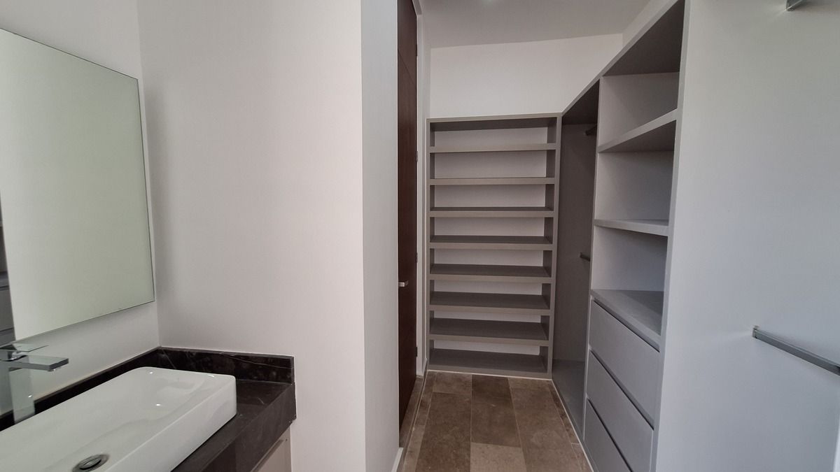18 de 33: Clóset vestidor