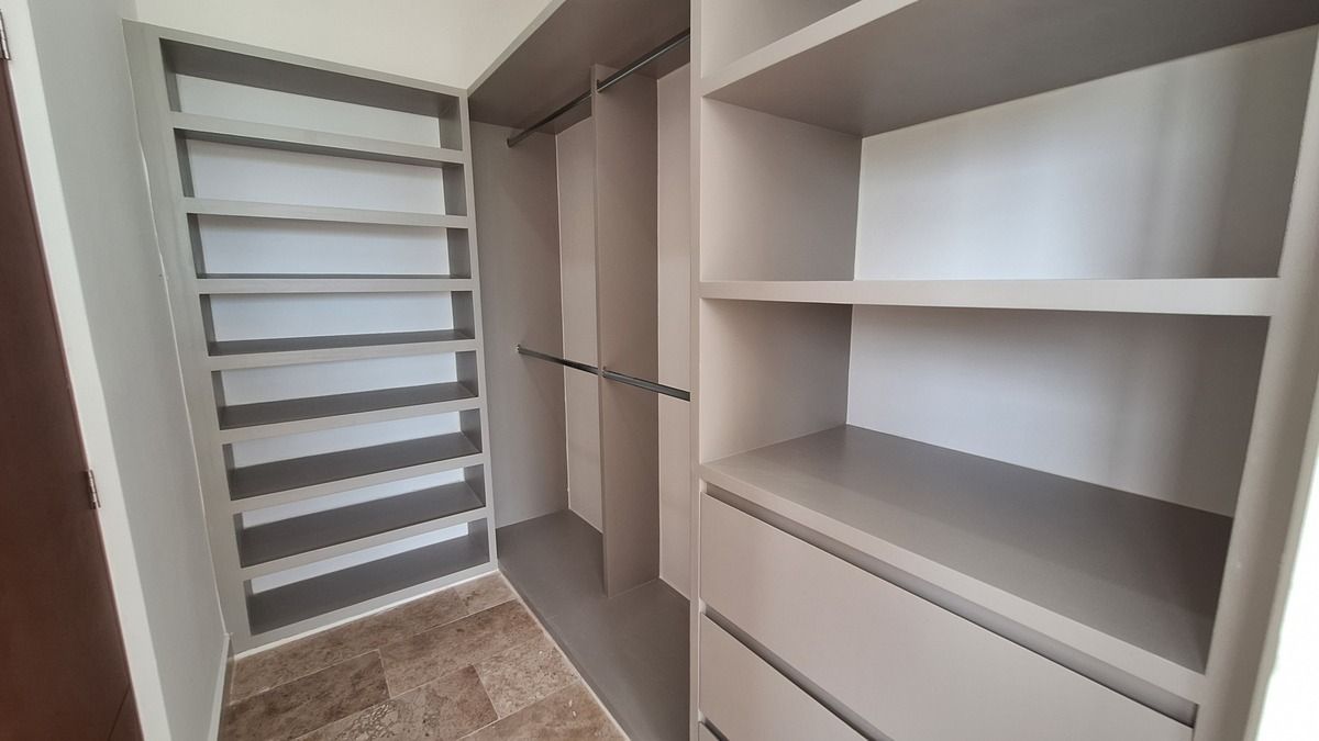 21 de 33: Clóset vestidor