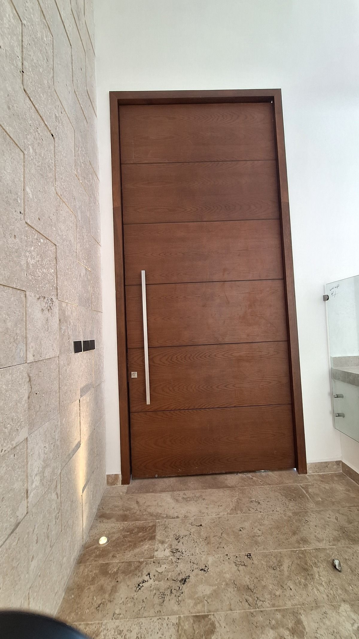 22 de 33: Gran puerta principal de piso a techo