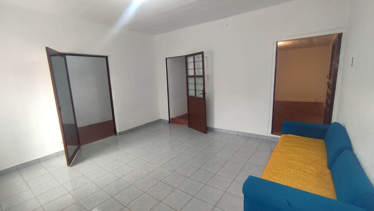 2 of 25: Sala
