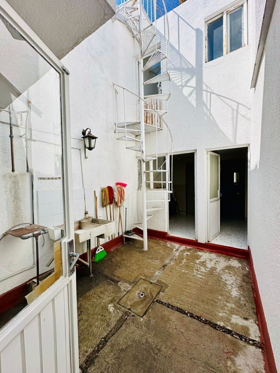Cuarto de servicio, badega, cuarto y baño para visitas