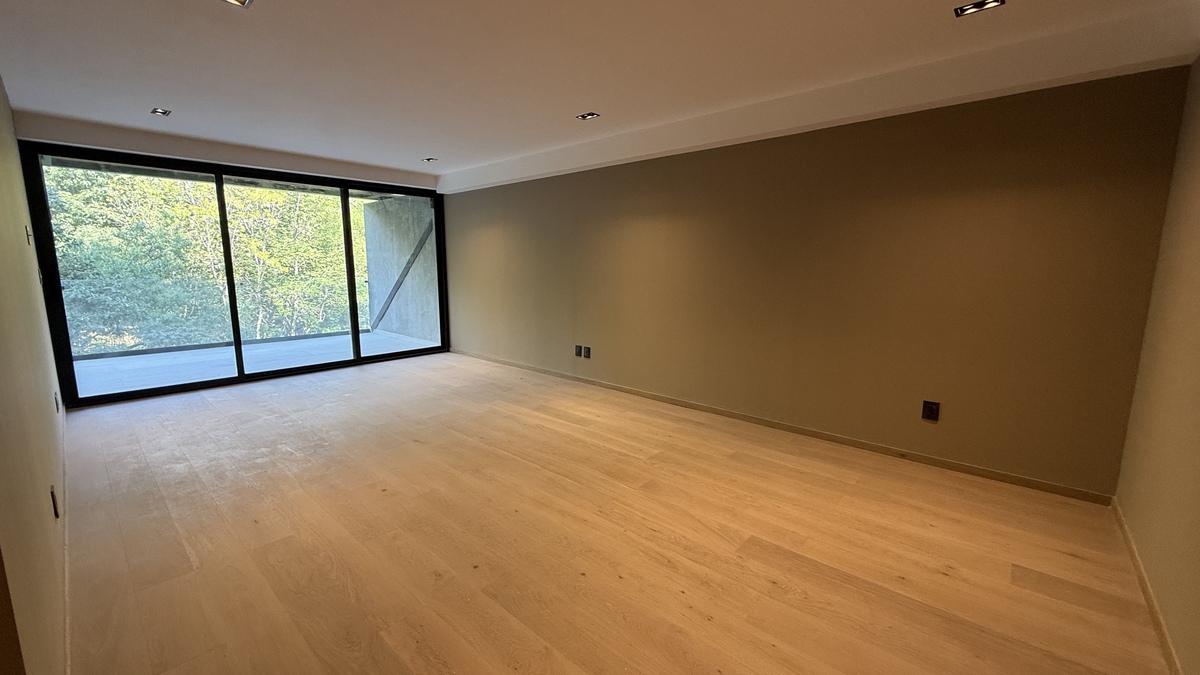 1 of 18: Sala comedor y terraza