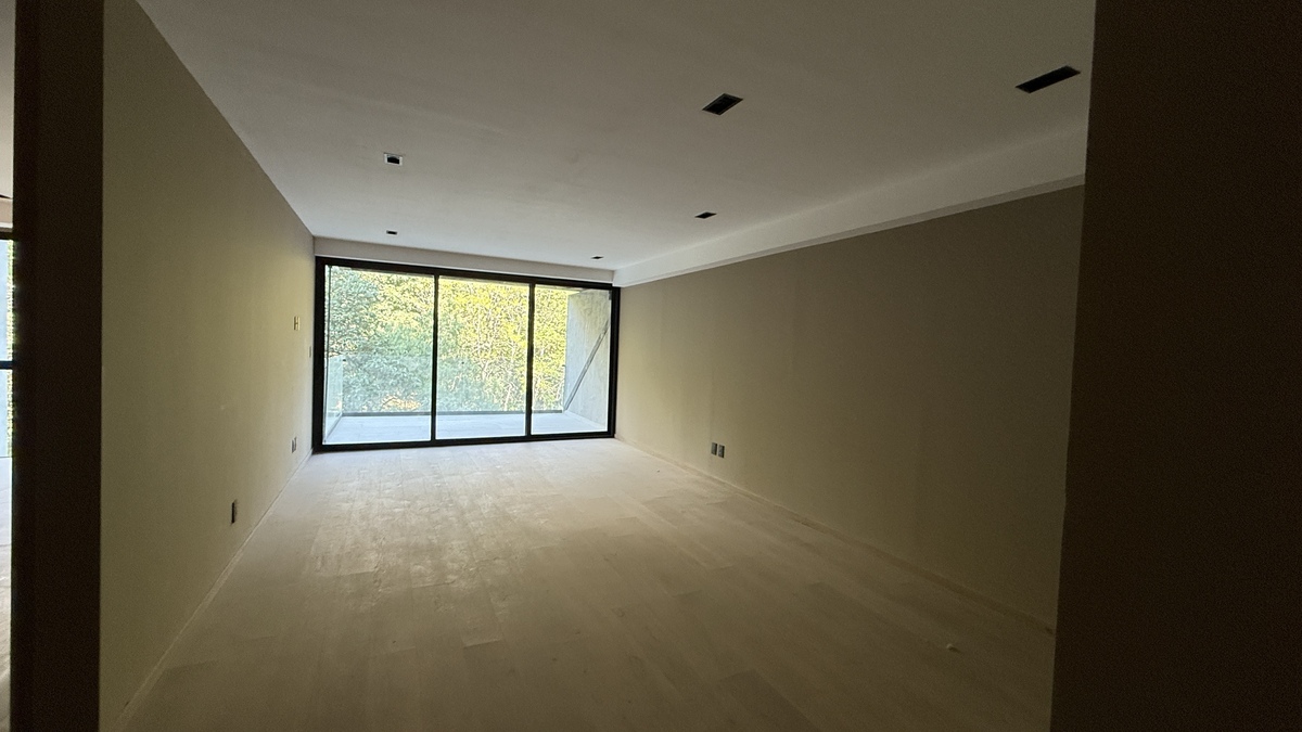 2 of 18: Sala comedor y terraza