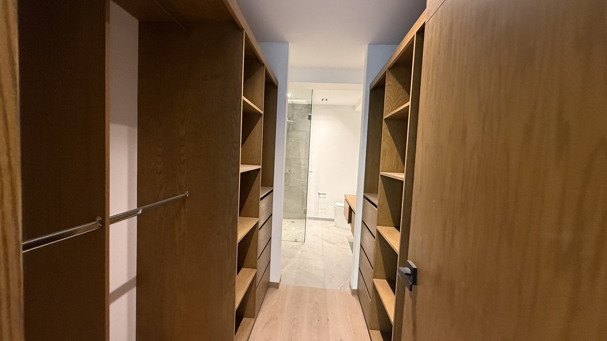 6 of 18: Closet recamara principal