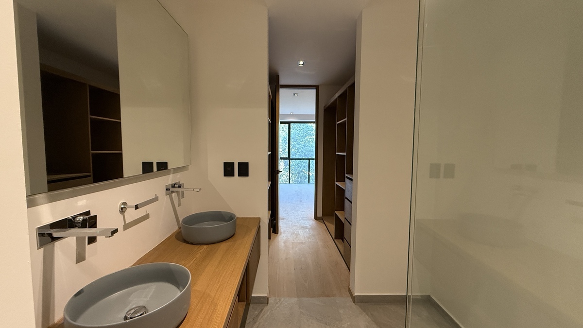 9 of 18: Baño recamara principal