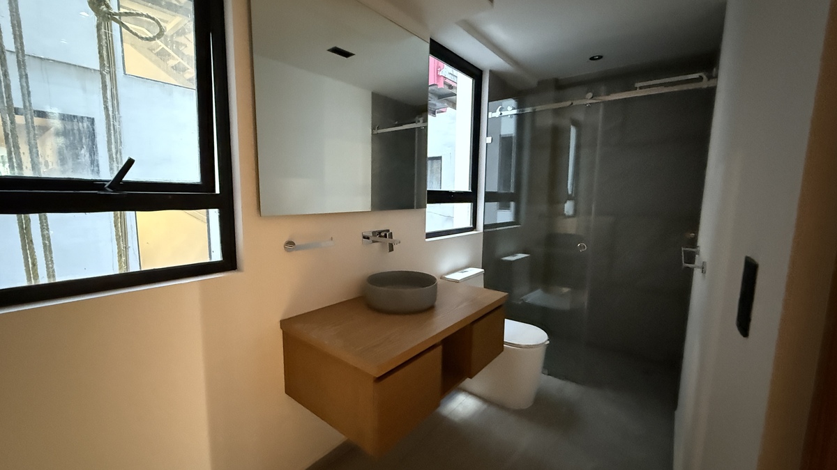 12 of 18: Baño recamara secundaria