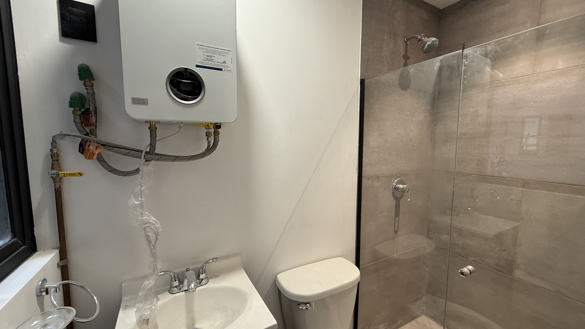 17 of 18: Baño cuarto servicio