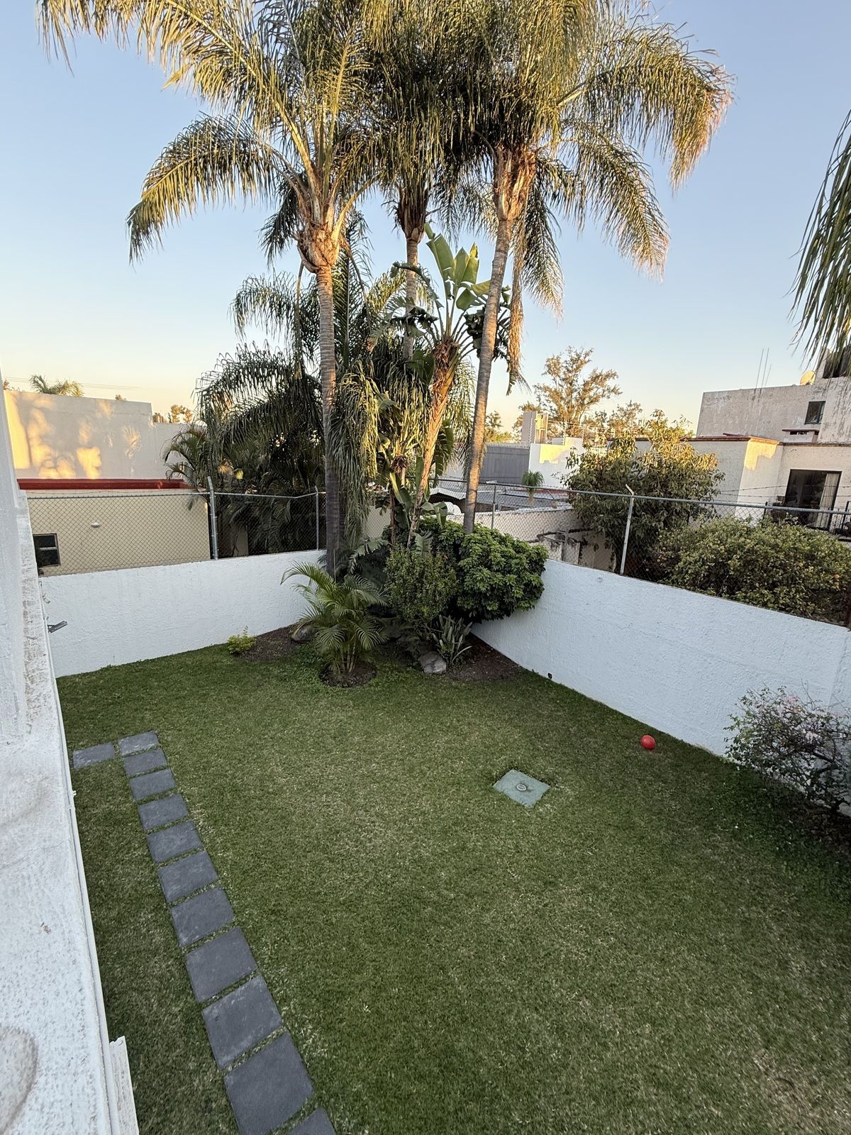 Vista del balcón al jardín, foto 2 de 15