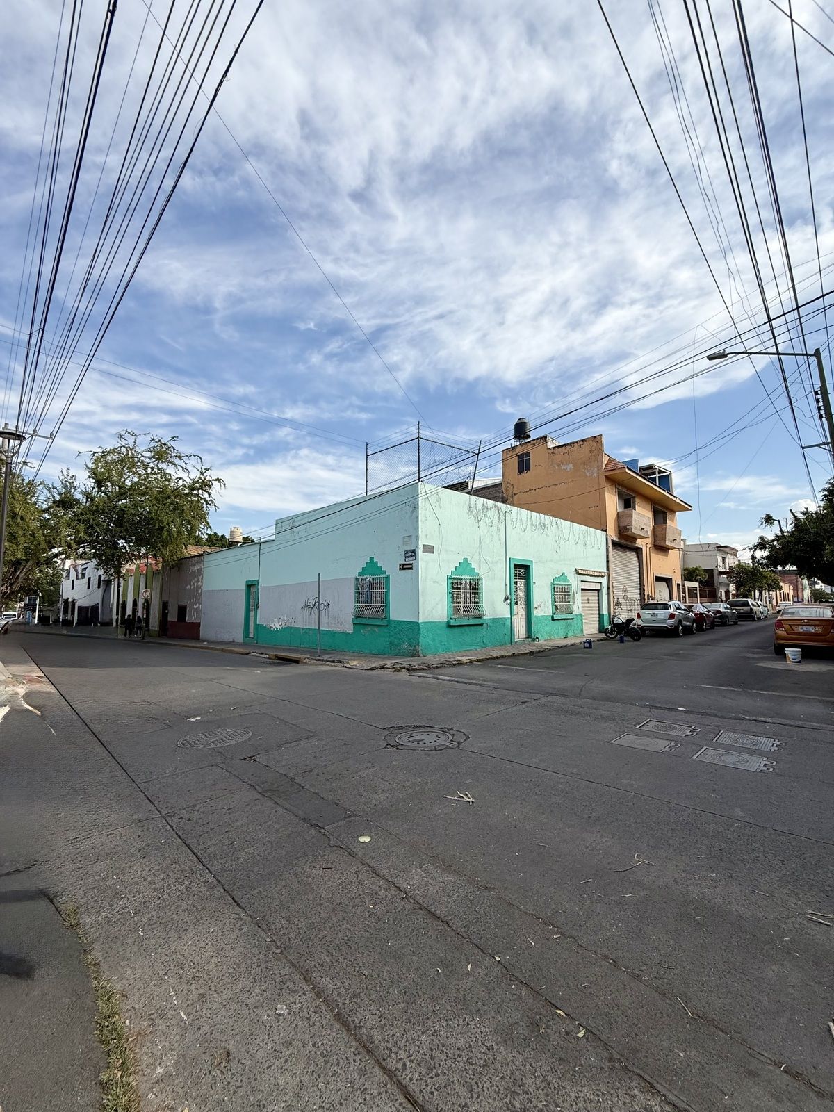 2 of 18: Fachada en esquina