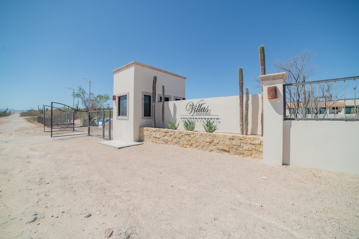 12 de 14: Entry to privada, with guard's gate
