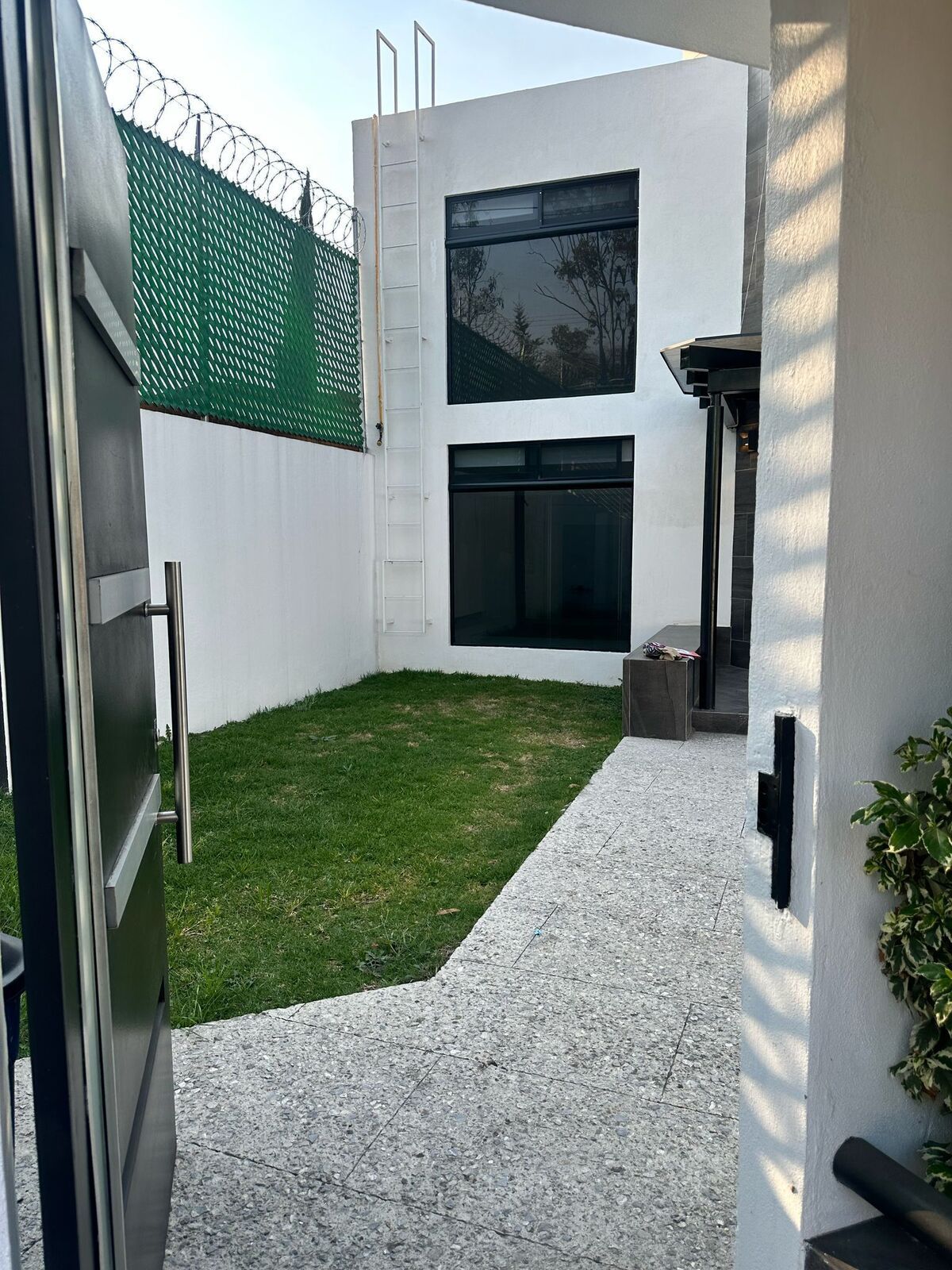 2 de 50: Entrada Principal