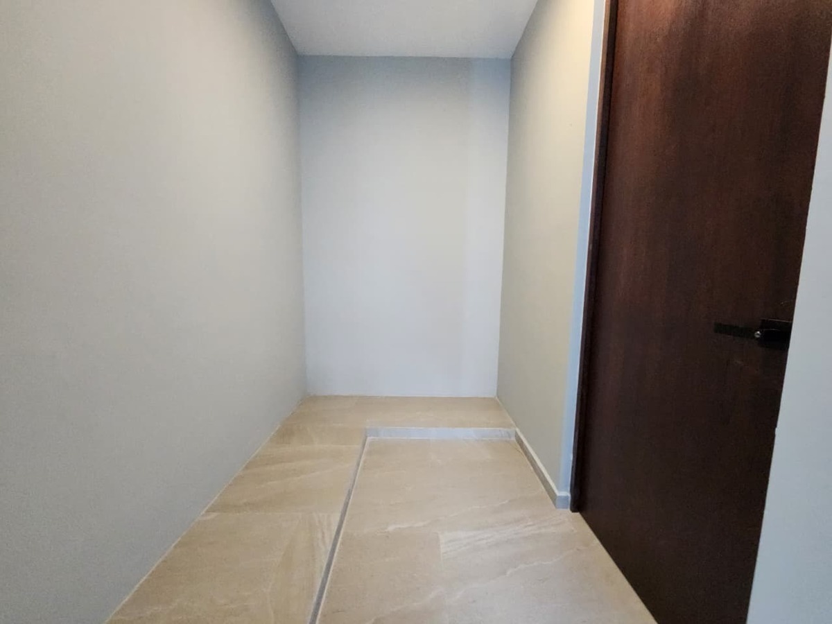 9 de 36: Closet Vestidor, Recámara Principal