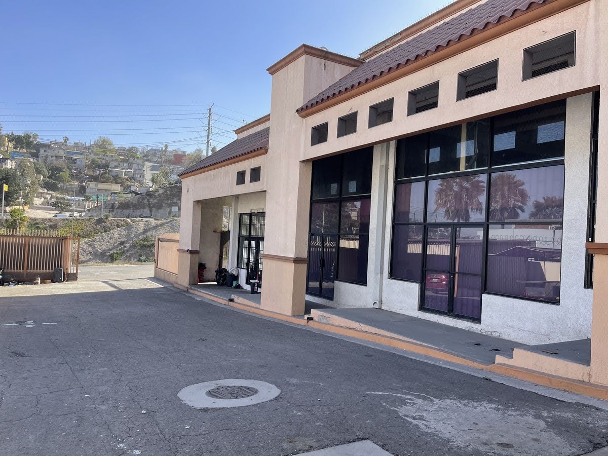 Venta de Local Comercial en Plaza Jardines, Lib. Sur, Tijuana, B.C.