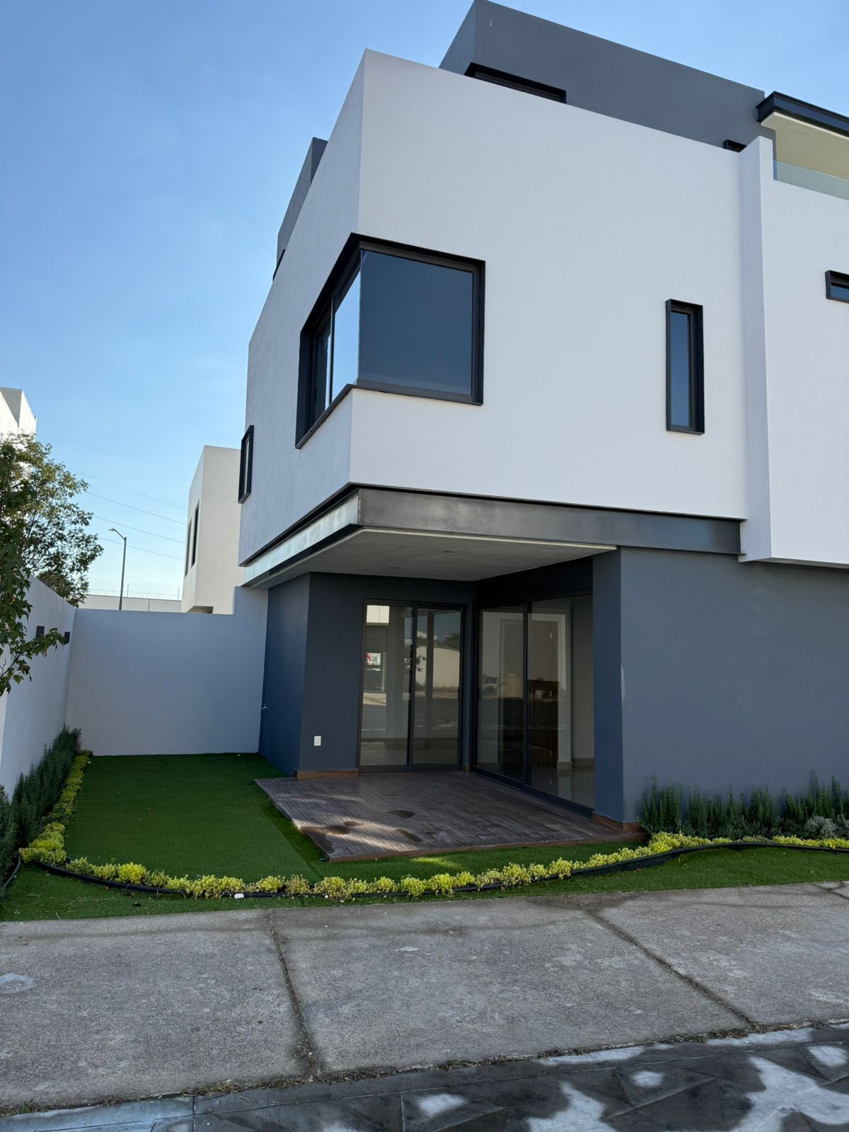 3 de 17: Terraza y jardín