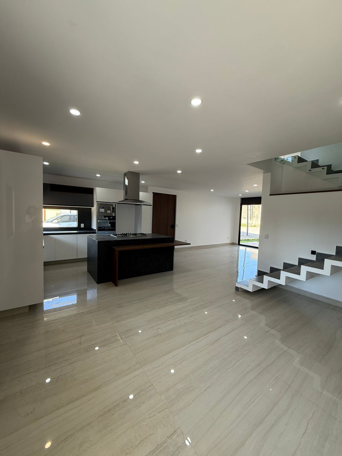 4 de 17: Cocina, sala y comedor