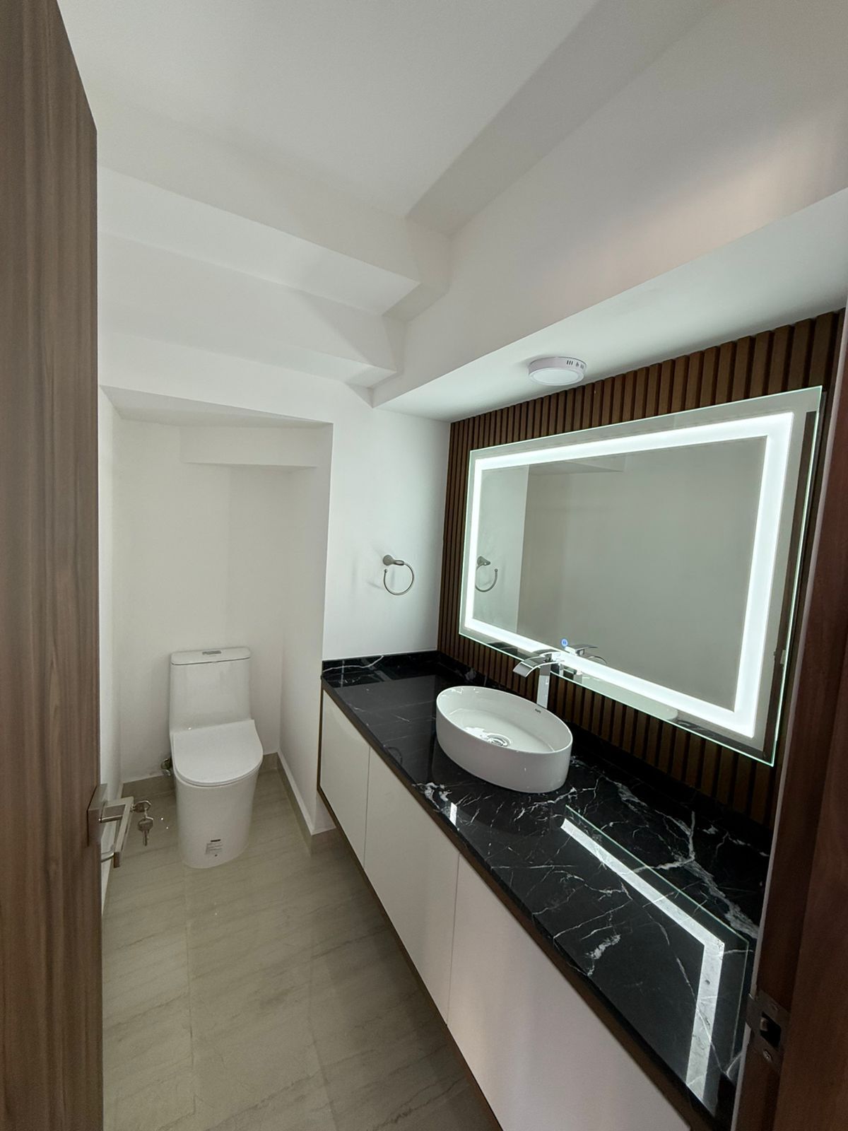 5 de 17: Medio baño