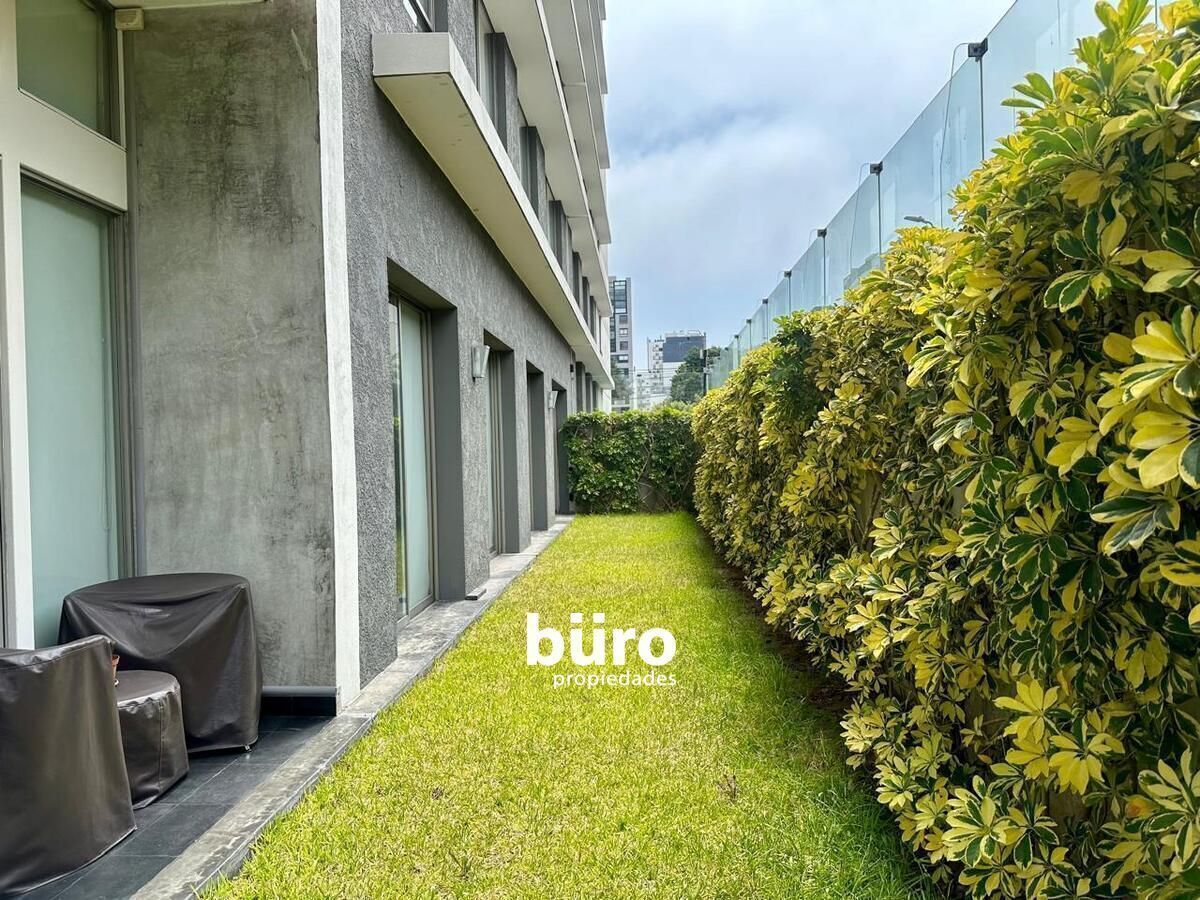 4 de 32: Jardín que bordea todo el departamento