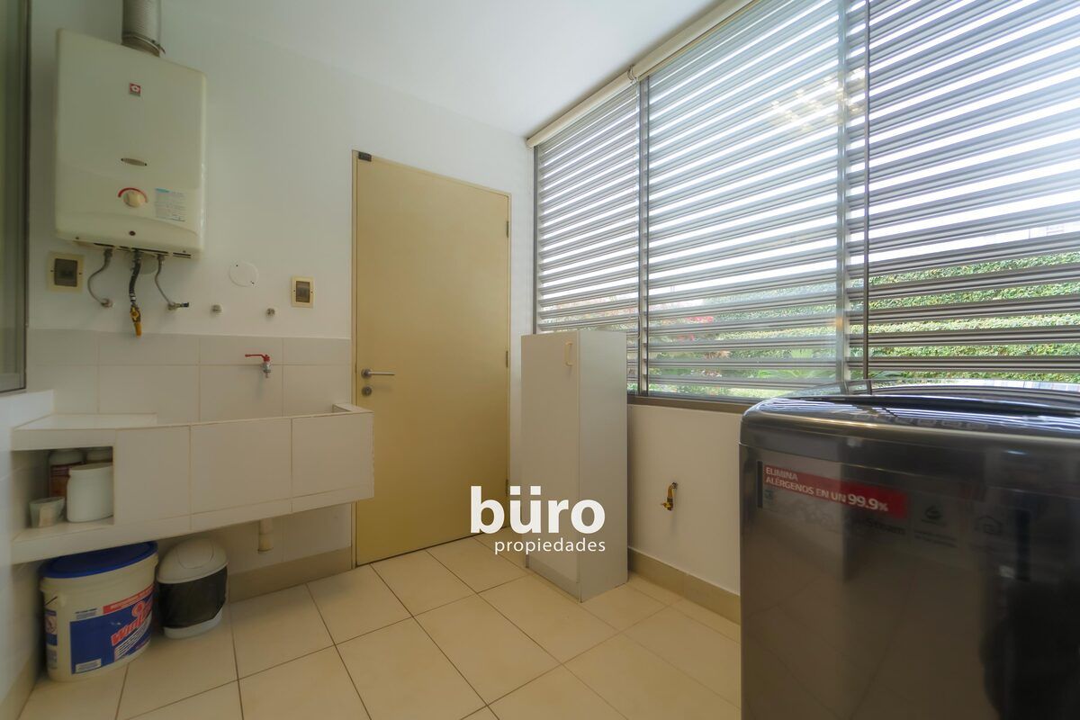 12 de 37: Lavandería con cuarto, baño y salida de servicio