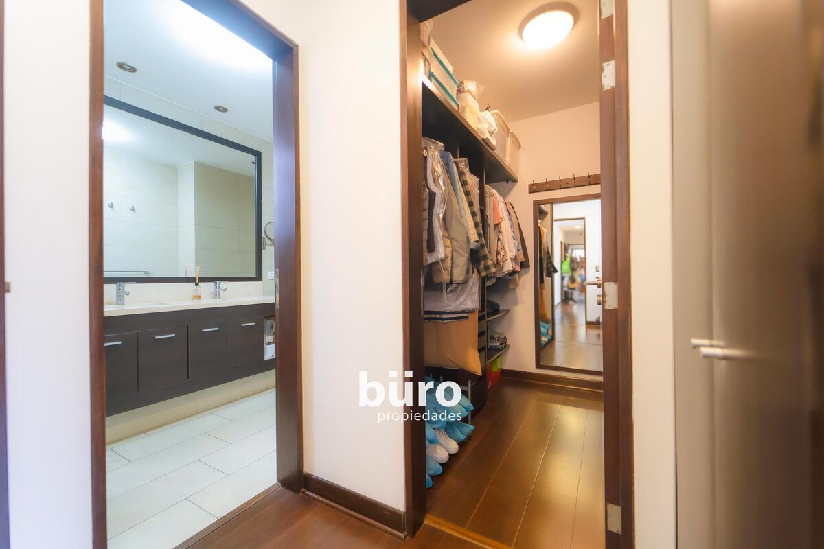 14 de 37: Walk-in closet en el dormitorio principal