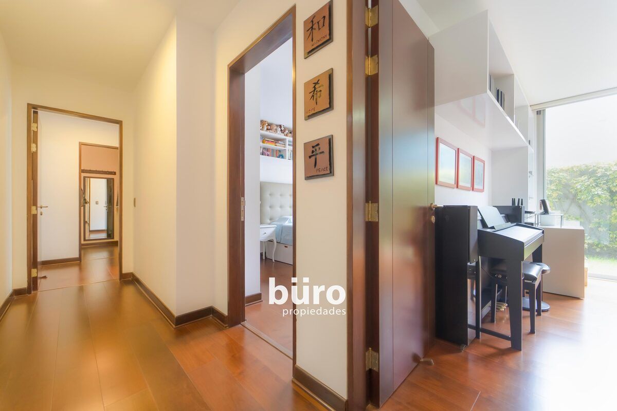 17 de 37: Pasillo de distribución interna