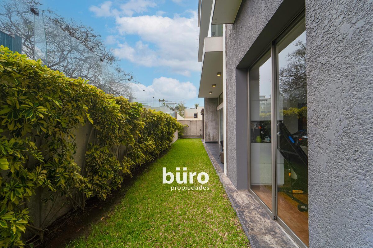 19 de 37: Terraza con buen jardín