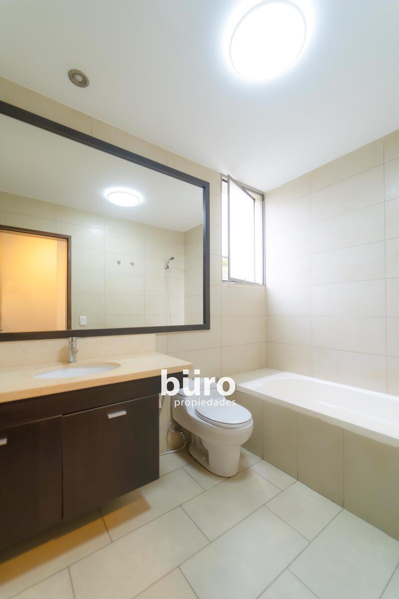 21 de 37: Baño del dormitorio secundario 2