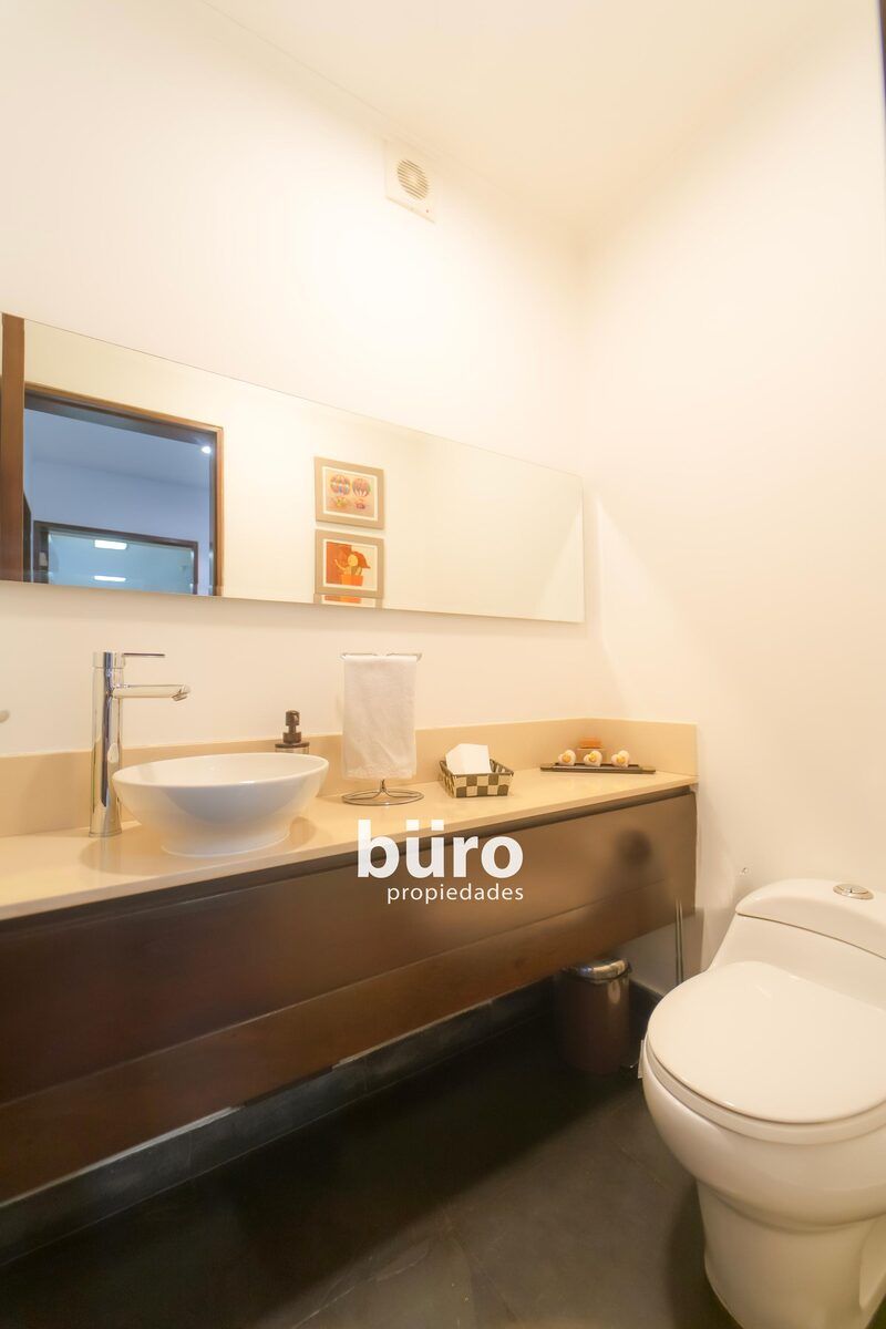 23 de 37: Baño de visitas